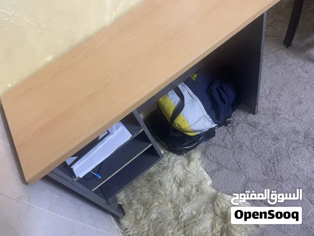 طاوله سفره + 6 كراسي تنجيد جديد خشب زان + مكتب دراسي مستخدم بحال الجديد للبيع  بسبب الرحيل