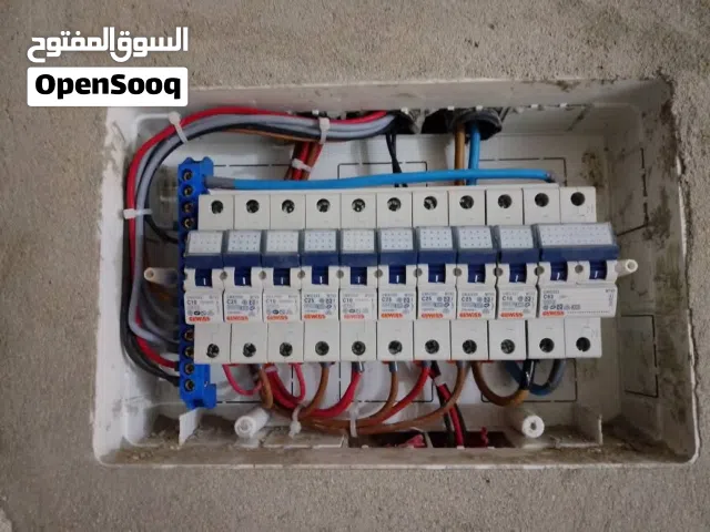 فني كهربائي مباني صيانه وتاسيس وتشطيب تركيب تريات واناره مخفيه وبروفايل جميع الخدمات الكهربائيه