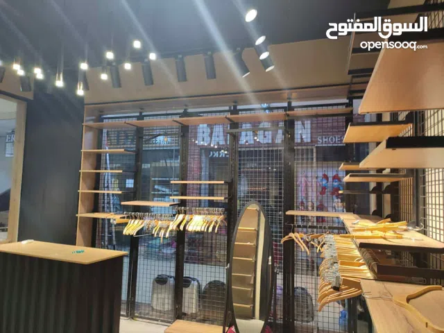 محل تجاري / 3 واجهات زجاج / ديكور جاهز / غرفتين غيار /