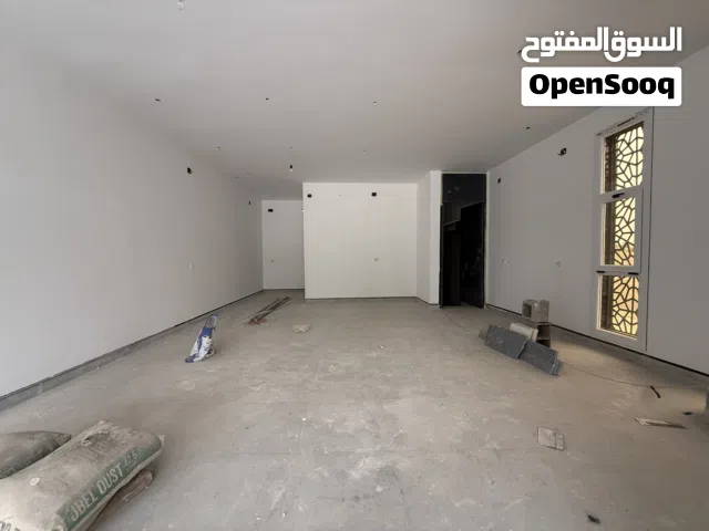 مبنى واجهتين على الرئيسي جديد للإيجار ،مكون من صالة كبيرة وبدروم مع شقة