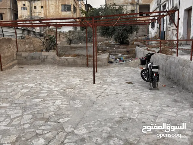 عماره ثلاث طوابق + حوش كبير + بئر ماء  حي الحسين مقابل مدارس ارض العز بالقرب من مخابز يوسف فرح