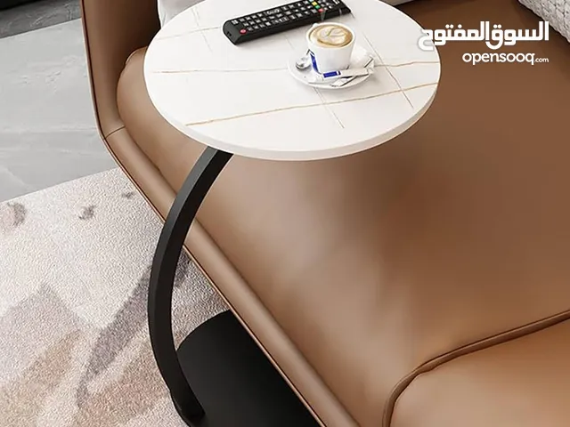 طاولة جانبية مستديرة على شكل حرف C
