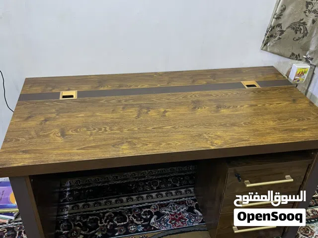 طاولة مكتبية مع كرسي گيمنگ