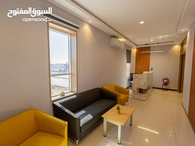 مكتبك الجاهز ينتظرك! ابدأ يومك في مساحة عمل تجمع بين الإلهام، الراحة، والاحترافية .