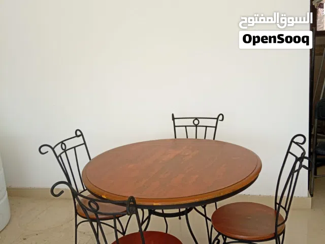 طاولة طعام ممتازه معا 4 كراسي