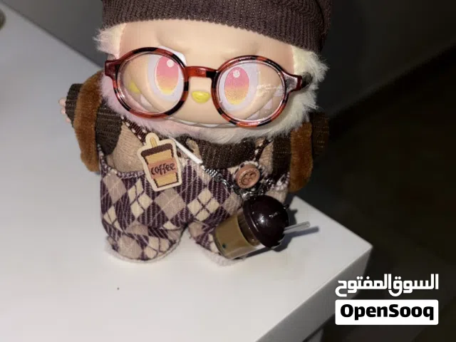 ميداليه لابوبو اصلي مع ثمان اطقم من الملابس و الاكسسوارات