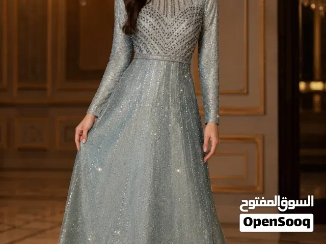 فستان اخضر فضي ناعم بإطلالة أميرية مميزة جداً