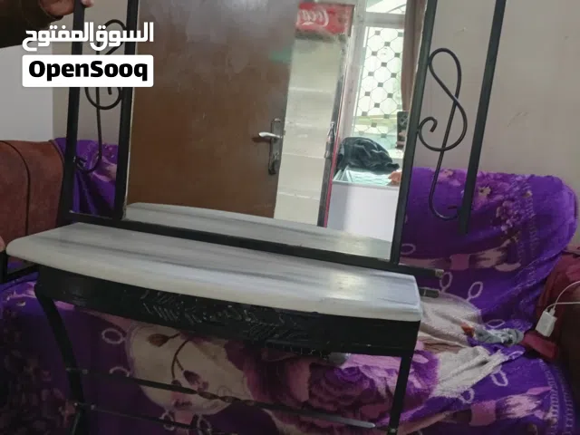 كرسي حلاقه سيدات و مرآة تساريح شعر عدد 2 للبيع بسعر ممتاز
