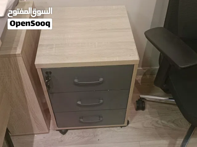 مكاتب مع الكراسي