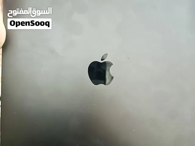 بطاريه  / ايباد   برو    13  انش   256    ام  4   بطاريه    97% نضيف جداااا   من غير كرتون
