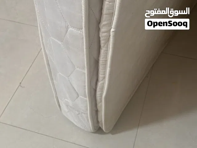 دوشق مع طبقة الفندقية مقاس 200/180 بحالة جيدة جداً  mattress with hotel-style lining 180/200
