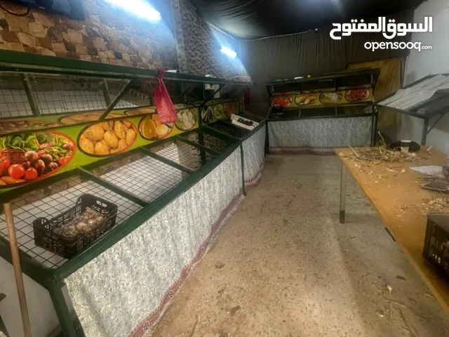 استاندات خضرا تفصيل اشي مرتب مع طاولة كاش للبيع الستاندات انضاف جدا الموقع اربد بيت راس