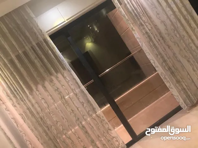 شقة مميزة للايجار شبه جديده بسعر مميز جدا موقع مميز جدا