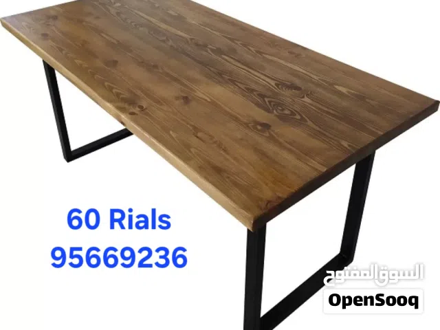 طاولة خشب صلب