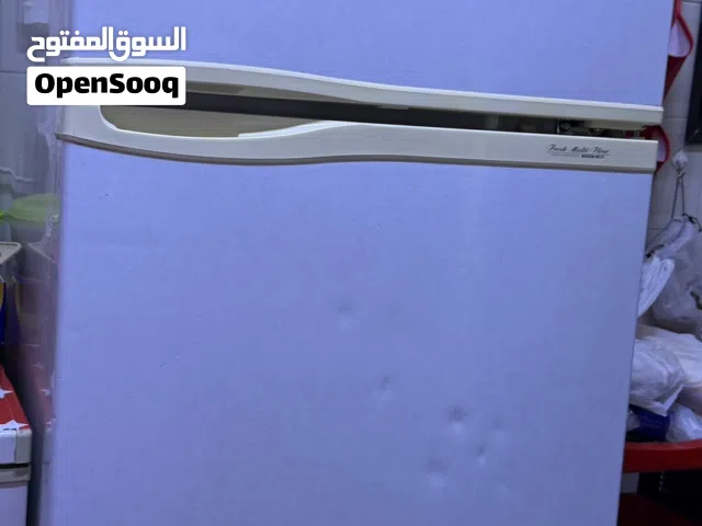 ثلاجة لون ابيض