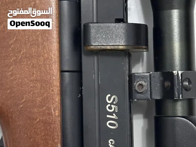 رمي بريطاني الأصل مع دوربين وعبوة غاز