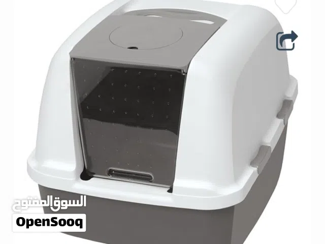 بيت للقط مع اطباق الاكل والشرب وفرشة تنظيف الشعر