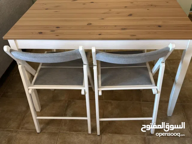 طاوله طعام 4 مقاعد من الخشب الابيض واللون الخشبي
