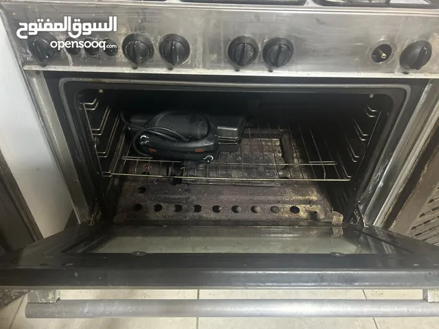 فرن مستعمل موديل زمان النار حاميه وشغال الغاز من فوق والفرن من تحت حامي والشوايه شغاله والمناصب تقيل