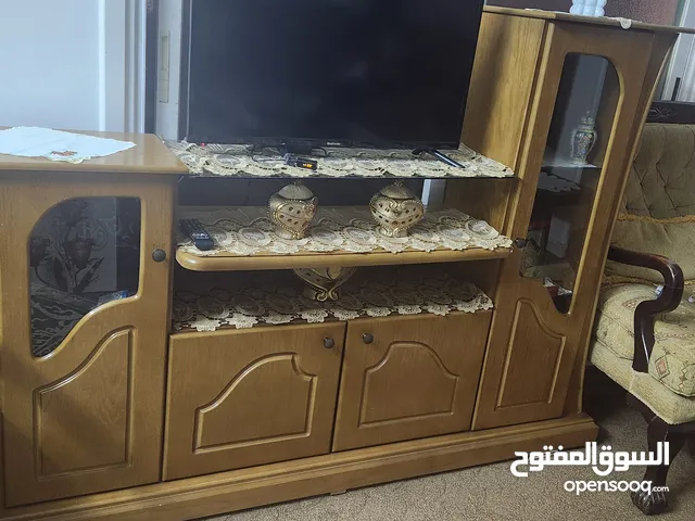 خزانة تلفزيون نضيفه لون عسلي