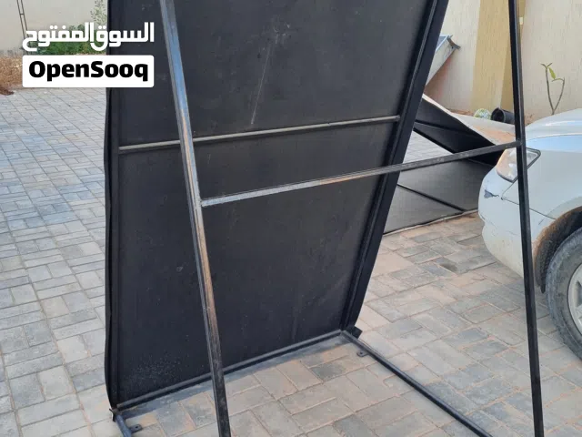 لافتات هرمية ومضيئة بحالة شبه جديدة