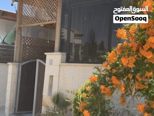 شقه ارضيه للبيع في البنيات قرب مدرسه الحصاد مساحه الشقه 145 م ترس خارجي مجزز 20م بسعر مغري 75،000