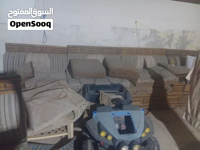 كنب لوجه الله يحتاج فقط غسل التلبيسة وخشبه حالته جيدة ومتماسك  وطاولة دوارة واللي موجود بالصور
