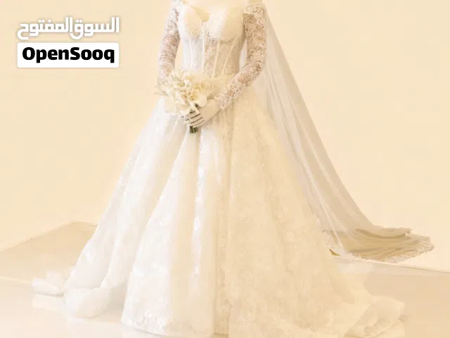 فستان زفاف دانتيل راقي مع طرحة