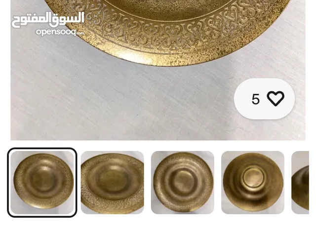 صحن  من النحاس الاصفر لوضع الشمع مزخرف فخم واثنان اصغر
