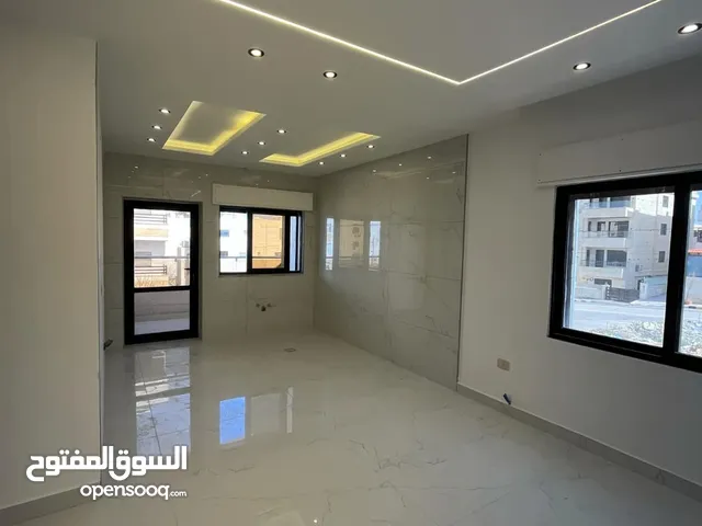 شبه ارضي 130 متر مع ترس 90 متر خلف جامعة البتراء في البنيات طريق المطار