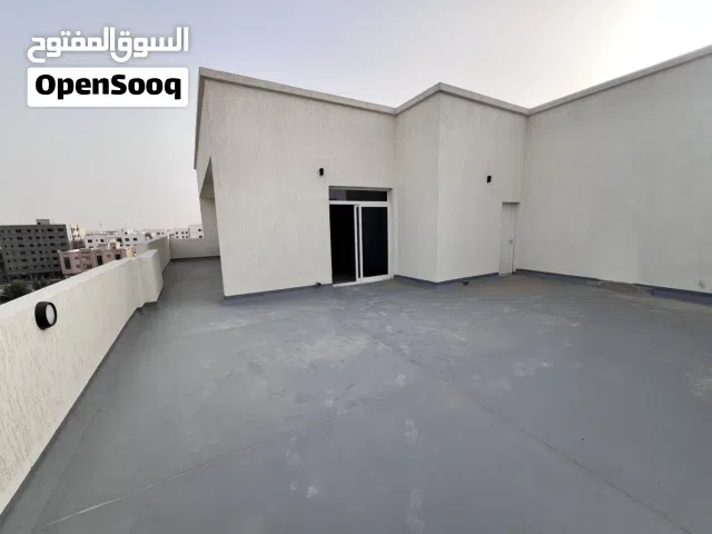 غرفتين ماستر وصاله اول ساكن مع روف ضخم ف الجرف 3 على مخرج دبي والشارقه