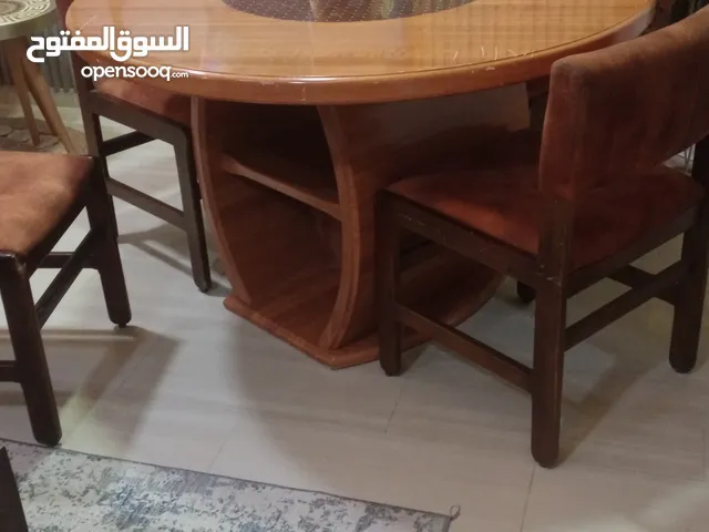 طاولة للبيع مع الكراسي عدد 4 خشب زان تقيله وكراسي تفصيل وتنجيد قبل سنه