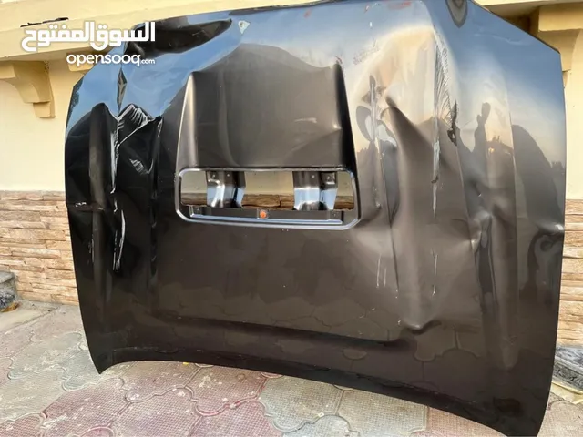 قطع غيار تاكوما سبورت 2021 : البونيت يحتاج صيانة وشعار تويوتا نظيف بحالة الوكالة