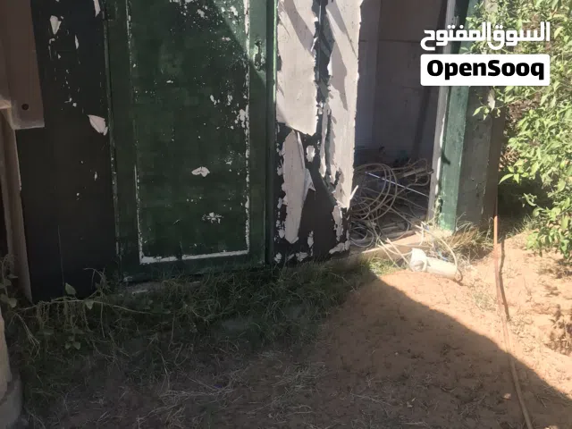 بيع حجر خاص بالزينة من غريان ونافورة جيد جدا وحجرة حمام تحتاج الى صيانة السبب اعادة تنظيم الاستراحة