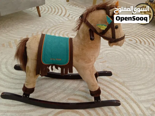 حصان حجم كبير هزاز مع موسيقى صوتين حصان مع حركان يحرك فكه يأكل  بحالة ممتازة من عمر سنة لحد ال 5 سنو