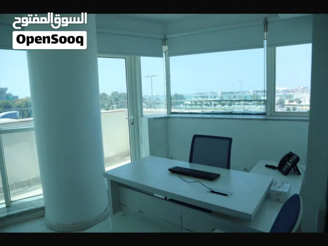 مكاتب مفروشة شاملة الخدمات متوفرة للايجار في منطقة الكورنيش