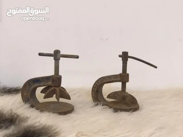 ملزمتين اوروبيات من الحديد الورد القديم