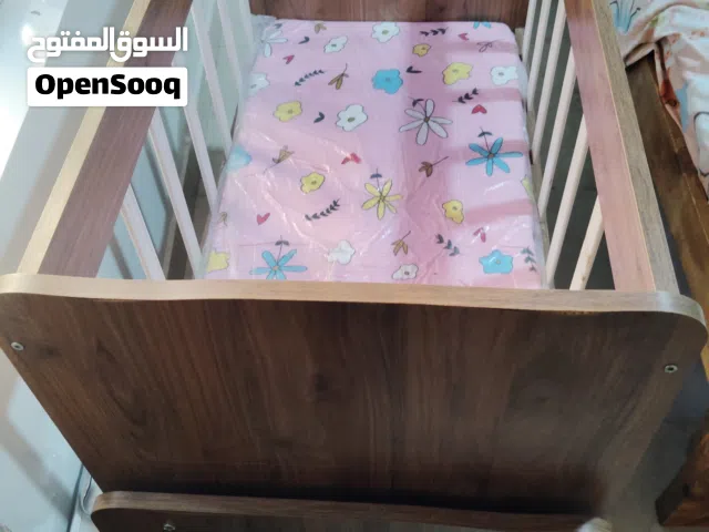 سرير. اطفال تركي ممتاز  شبه جديد لم يستخدم الا فترة قليله هديه في عيد ميلاد طفلتي ورفصت النوم
