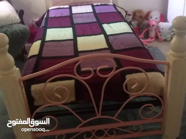 تخت عدد 2للبيع خشب زان وحديد العرض 90 وطول200