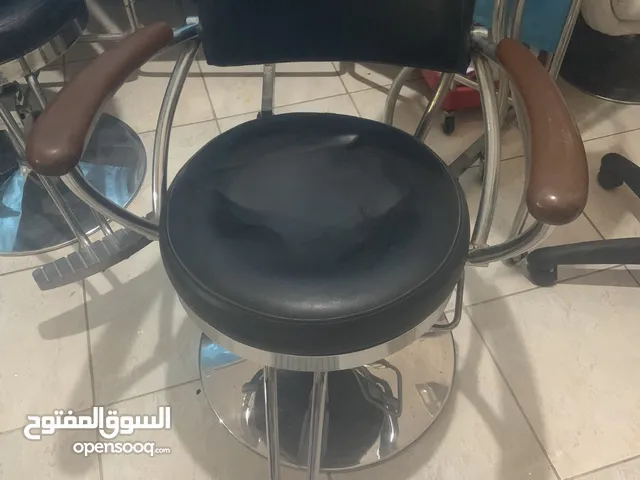 عدة صالون نوعيه فاخرة كراسي ومرايات وجهاز تنظيف بشرة