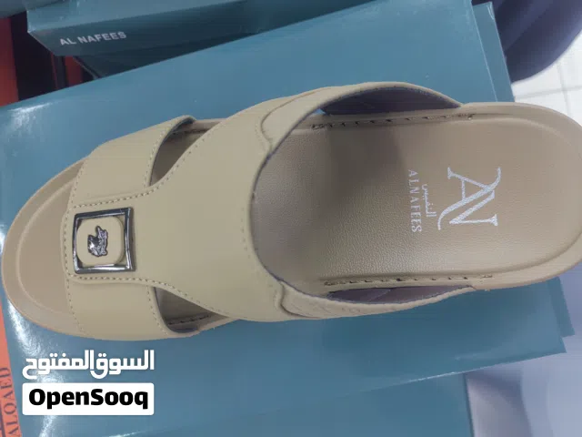 نعال جميله جدا ومريحه ومخيوطه باكامل