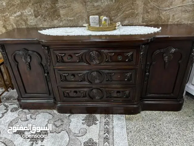 ميز للبيع نظيف