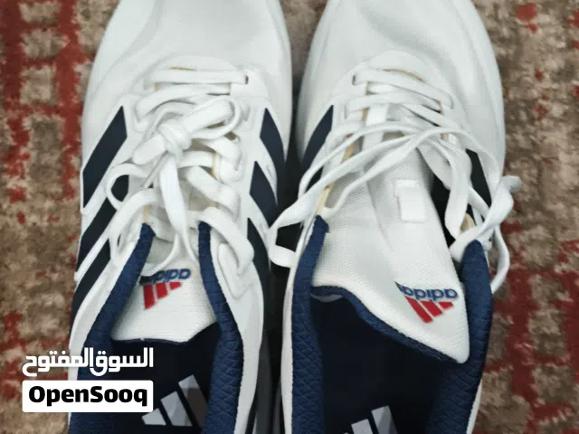حذاء مرتب لونة ابيض و كحلي اصلي ماركة Adidas جديد للبيع