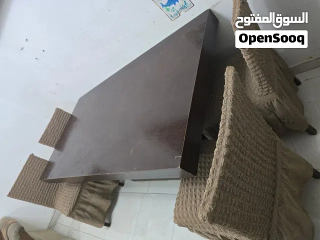 طاولة طعام بحالة جيدة تفك وتركب إلى قطعتين خشب تقيل