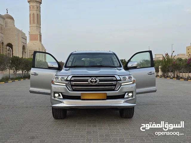 لاندكروزر GXR V8 4.6 بدون حوادث ولاصبغ أعلى المواصفات المالك الأول New شبه جديدة مسرفس بالكامل