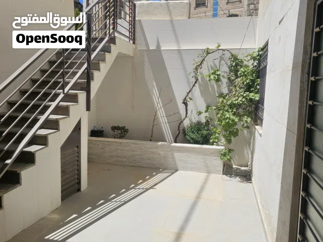 شقة جديدة بتوفرلك راحة وأمان واستقلال، بالقرب من جامعة العلوم الاسلامية / ترس/ تهوية/ مشمسة..