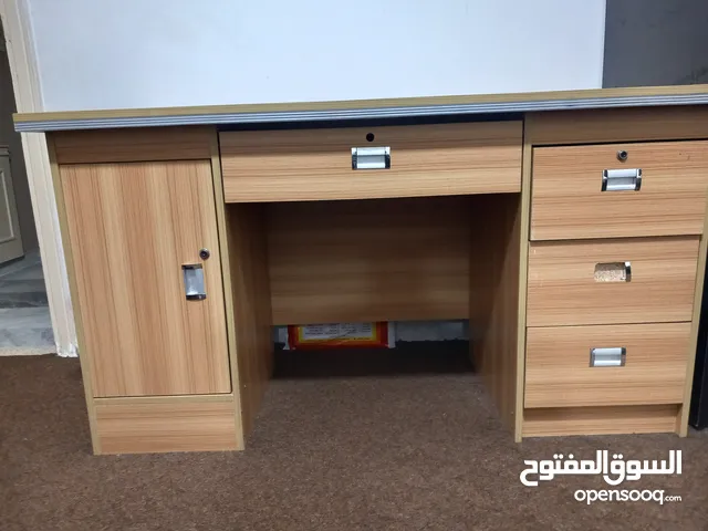 طاولة مكتبية للعمل والدراسة