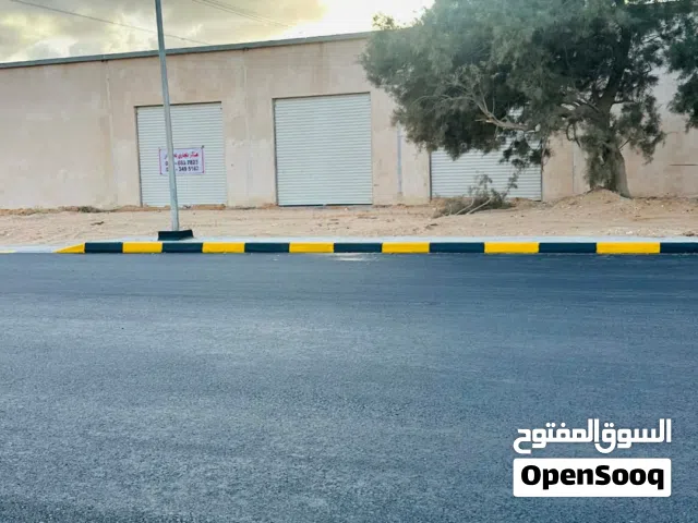 موقع تجارية  مساحه 800 متر  مربع على طريق الرئيس  3 البواب العدد الحمامات