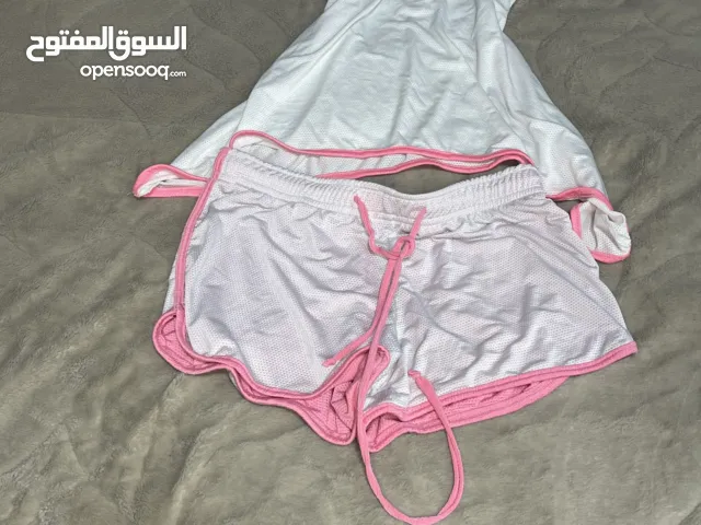 طقم رياضي نسائي أبيض مع وردي — فستان مع شورت