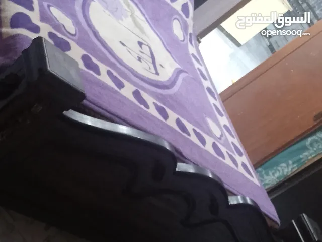 سريرين مع اربع رواسيات مستعمل بحاله الممتاز السريرين مجوز كل واحد لحال. وكل واحد اله رواسيات 2